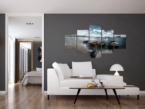 Obraz - Drewniane łodzie na jeziorze (125x70 cm)