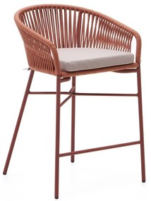 Ogrodowy hoker z plecionką w kolorze terakoty Kave Home Yanet, wys. 85 cm