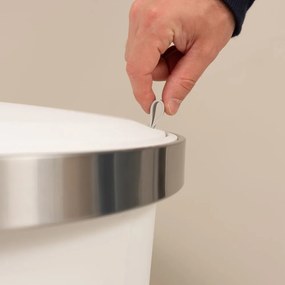 Biały plastikowy kosz na śmieci z pedałem 50 l – Addis
