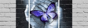 Obraz - Fioletowy motyl na ścianie (z zegarem) (90x30 cm)