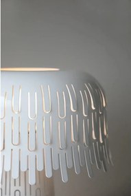 Biała lampa stołowa z metalowym kloszem (wysokość 38 cm) Verbera – Markslöjd