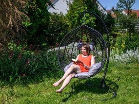 Czarne wiszące krzesło KOKON ze stojakiem, szara poduszka