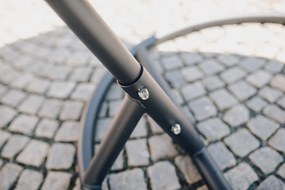 Czarne wiszące krzesło KOKON ze stojakiem, szara poduszka