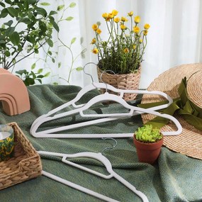 Zestaw aksamitnych antypoślizgowych wieszaków CHIC, 50 szt., biały SongmicsHome