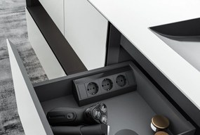 3-gniazdowa listwa zasilająca w kolorze czarnym do narożników