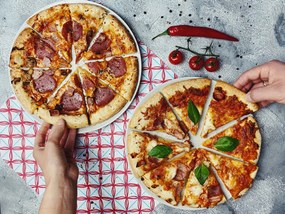 Kamień do pieczenia pizzy, chleba + metalowa podstawka do podawania