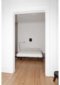 Czarne podwójne łóżko z drewna sosnowego z rusztem 140x200 cm Japan - Karup Design