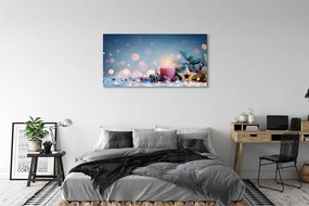 Obraz drukowany na płótnie Świeca i Śnieg w Świątecznej Scenerii