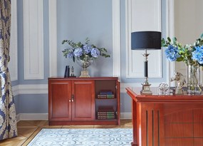 Klasyczna komoda gabinetowa 3 drzwiowa Elegance. Komoda ma pełne drzwi, wymiary 120x40x84 cm, jest fornirowana drewnem na kolor koniaku. Podwójne drzwi są zamykane na kluczyk.