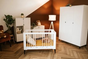Trzydrzwiowa szafa ubraniowa do pokoju dziecka Mia, z wzorem lameli