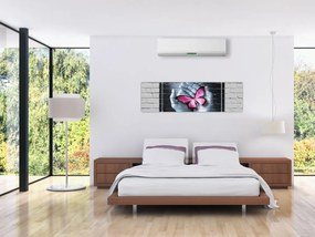 Obraz - Różowy motyl w ścianie (170x50 cm)