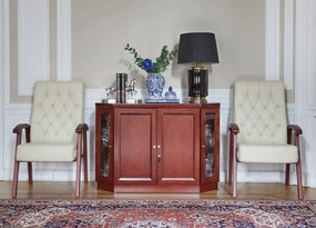 Eleganckie krzesło gabinetowe Consul tapicerowane skórą naturalną w kolorze brązowym, czarnym lub kremowym. Krzesło ma drewnianą ramę i podłokietniki, jest wygodne i solidnie wykonane.