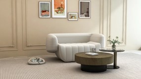 Welurowa sofa z dekoracyjnymi poduszkami Nua N90