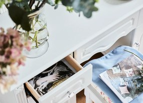 Susanne. Elegancka biała toaletka z ozdobnym lustrem, wymiary 120x45x163 cm. Ma pojemne szafki i szufladki. Kolekcja białych mebli Victoria.