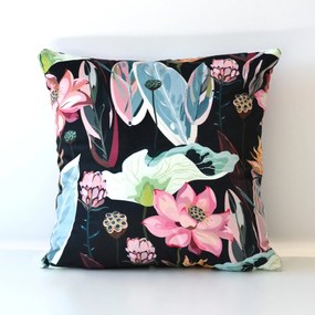 Kwiecista poszewka Lotus 01 z czarnym tłem