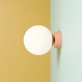 Koralowa lampa ścienna Ball - kulisty klosz