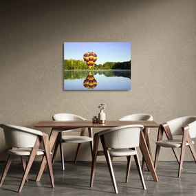Obraz na szkle - balon na ogrzane powietrze nad jeziorem (70x50 cm)