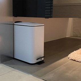Stalowy kosz na śmieci z pedałem w matowym białym kolorze 5 l Erik – Spirella