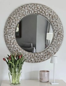 Wiszące, okrągłe lustro, styl modern.