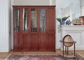 Klasyczna szafa biurowa Diamante 80x40x220 cm. Szafa ma górne drzwi przeszklone, dolne pełne, fronty wykończone płyciną, półki o regulowanej wysokości. Jest fornirowana na kolor koniaku, ma piękny cokół i gzyms.