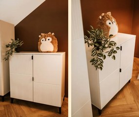 Biała komoda do pokoju dziecka Mia Mini, z wzorem lameli