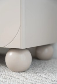 Komoda Sonatia II 150 cm trzydrzwiowa - kaszmir / nogi kule