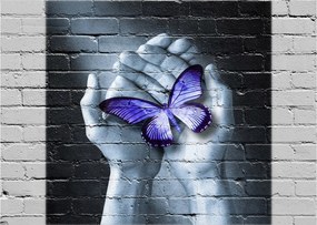 Obraz - Fioletowy motyl na ścianie (70x50 cm)