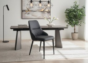 Eleganckie czarne krzesło Monolit tapicerowane ekoskórą PU, wygodne, nowoczesne i idealne do jadalni lub biura. Smukłe metalowe nogi dodają mu lekkości i stylu.