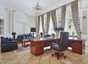 Klasyczny skórzany fotel do biura wygodny ze skóry naturalnej Ambassador. Podłokietniki i rama z drewna, skórzana tapicerka dostępna w kolorach czarnym, brązowym i kremowym. Meble klasyczne gabinetowe.