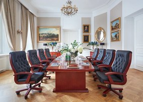 Duży stół konferencyjny o klasycznym wykończeniu. Dostępne wymiary 280x130 cm, 320x140 cm, 360x140 cm, 400x150 cm. Stół fornirowany drewnem, kolor koniak, solidna konstrukcja.