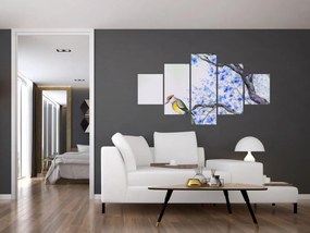 Obraz - ptak na drzewie z niebieskimi kwiatami (125x70 cm)