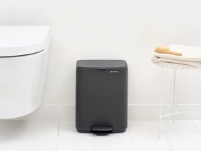 Ciemnoszary stalowy kosz na śmieci z pedałem 7 l Bo – Brabantia