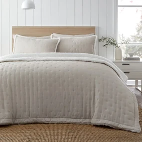 Kremowa narzuta pikowana z materiału sherpa 220x230 cm Cosy Nori – Catherine Lansfield