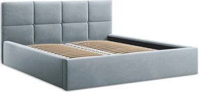 Jasnoniebieskie aksamitne tapicerowane łóżko dwuosobowe ze schowkiem ze stelażem 140x200 cm Hiko – Makamii