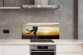 Panel szklany do Kuchni Ludzie na tle Wieczornych Chmur