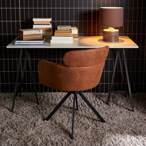 Koniakowy tapicerowany fotel jadalniany z podłokietnikami Fenne – WOOOD