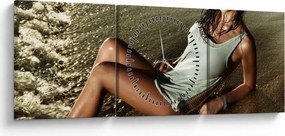 Obraz kobiety na plaży (z zegarem) (90x30 cm)