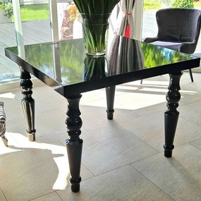 Czarny stół, toczone nogi, wysoki połysk.