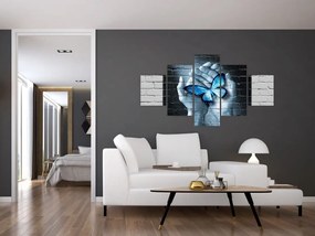 Obraz niebieskiego motyla na ścianie (125x70 cm)