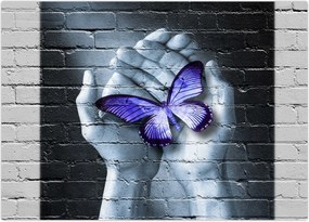 Obraz na szkle - Fioletowy motyl na ścianie (70x50 cm)