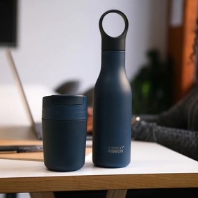 Ciemnoniebieska podróżna butelka ze stali nierdzewnej 500 ml Loop – Joseph Joseph
