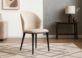 Stylowe krzesło Siena tapicerowane miękką tkaniną w odcieniu beżowym. Miękkie siedzisko, zaokrąglone oparcie i metalowe nogi łączą nowoczesny wygląd z wyjątkowym komfortem.