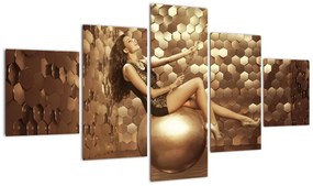 Obraz kobiety w złotym pokoju (125x70 cm)
