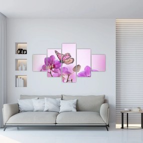 Obraz - Motyl na kwiatach orchidei, liliowy (125x70 cm)