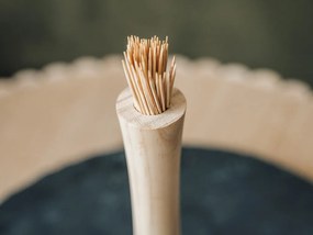 Okrągła taca łupkowa SLATE z bambusowymi wykałaczkami