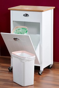 Drewniany barek na kółkach z koszem do segregacji śmieci