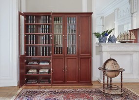 Klasyczna szafa biurowa Diamante 80x40x220 cm. Szafa ma górne drzwi przeszklone, dolne pełne, fronty wykończone płyciną, półki o regulowanej wysokości. Jest fornirowana na kolor koniaku, ma piękny cokół i gzyms.