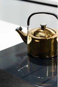 Czajnik ze stali nierdzewnej w kolorze złota z połyskiem 1,5 l Diamante – Vialli Design