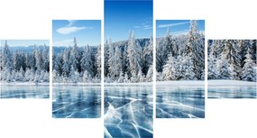 Obraz zamarzniętego jeziora i pokrytych śniegiem drzew (125x70 cm)