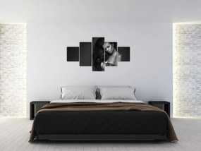 Obraz - Czarno - biały portret uwodzicielskiej kobiety (125x70 cm)